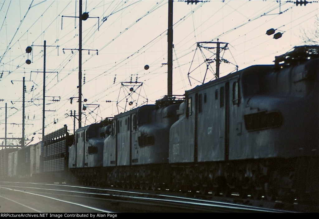 CR GG-1 4889 leads 4825, 4853, and 4894